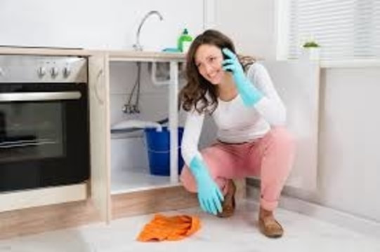 woman with plumbing prloblem